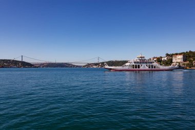 Istanbul, Türkiye - 13 Haziran 2018: Araba ulaşım feribot gündüz denizde