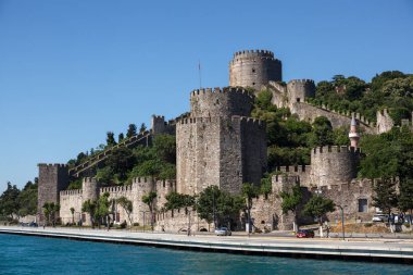 Istanbul, Türkiye - 13 Haziran 2018: Rumeli Kalesi, Rumeli Hisarı, gündüz, doğal görünümünü