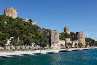 Istanbul, Türkiye - 13 Haziran 2018: Rumeli Kalesi, Rumeli Hisarı, gündüz, doğal görünümünü