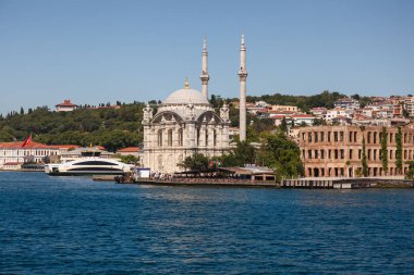 Istanbul, Türkiye - 13 Haziran 2018: Ortaköy mecidiye Camii gündüz, doğal görünümünü