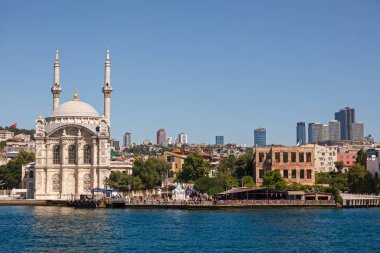 Istanbul, Türkiye - 13 Haziran 2018: Ortaköy mecidiye Camii gündüz, doğal görünümünü