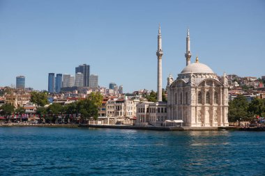 Istanbul, Türkiye - 13 Haziran 2018: Ortaköy mecidiye Camii gündüz, doğal görünümünü