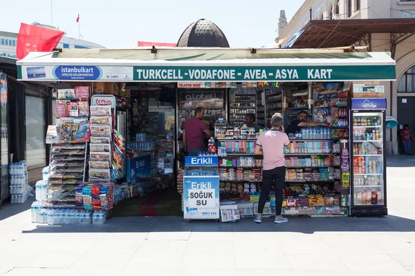 Istanbul Turkiet Juni 2018 Människor Stående Vid Kiosken Dagtid — Stockfoto
