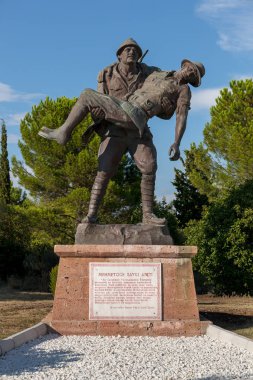 Çanakkale, Türkiye - 28 Temmuz 2018: Türk anıt asker taşıyan yaralı Anzak askeri, Çanakkale, Çanakkale Şehitler Anıtı, Türkiye.