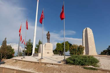 Çanakkale, Türkiye - 28 Temmuz 2018: Atatürk heykeli ve burun Bayiri, Gelibolu içinde Türk bayrakları.