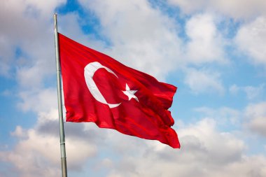 Mavi gökyüzü karşı Türk bayrağı