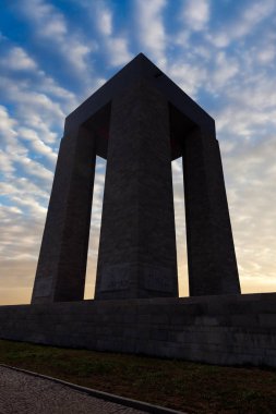 Çanakkale martydrom mavi bulutlu gökyüzü karşı