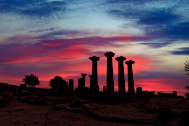 akşam ünlü Assos Athena Tapınağı