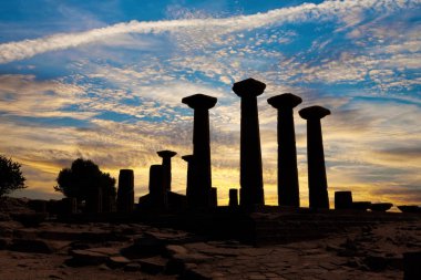 akşam ünlü Assos Athena Tapınağı