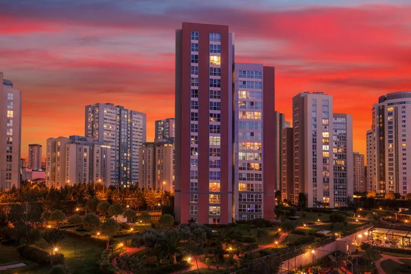 Geceleri yerleşim bölgesinde yüksek binalar