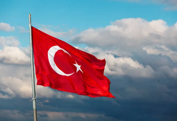 Tyrkisk Flag Mod Blå Himmel - Stock-foto