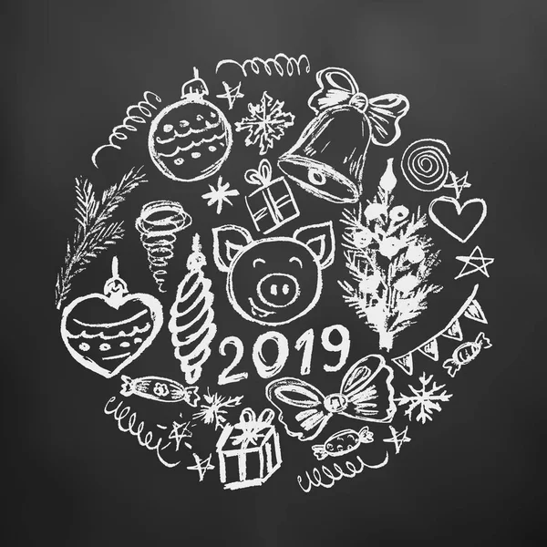 Yeni yıl 2019. Yuvarlak yeni yıl çizim. Çocuk çizimleri ile siyah bir zemin üzerine beyaz tebeşir. Noel ağacı, hediyeler, kürk-ağacı oyuncaklar, şeker, domuz 2019