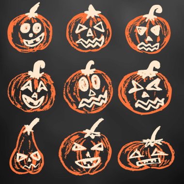 Cadılar Bayramı. Festival kabaklar kümesi. Bir kara tahta üzerinde renk tebeşir... Komik suratlar topluluğu. Sonbahar tatil. Eğlenceli, çocuk, gelenekleri