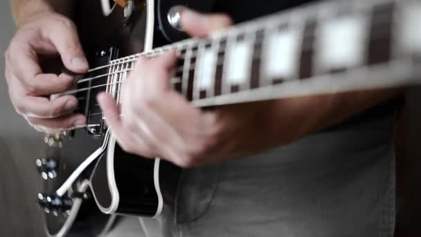 Hudebník sóla na elektrickou kytaru, vhodné na elektrické hudební nástroje, hrát hlasitá kytara, rocková kytara — Stock video