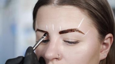 Güzellik Salonu kına, kozmetik prosedürler ile tonlama kaş doğal boya ile boyama makyaj sanatçısı yapar