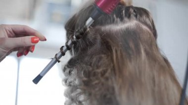 Stilist kıvırcık afro saç modeli kadın için sıcak curling saç, saç modeli, saç Güzellik Salonu yapma işlemi gerçekleştirir