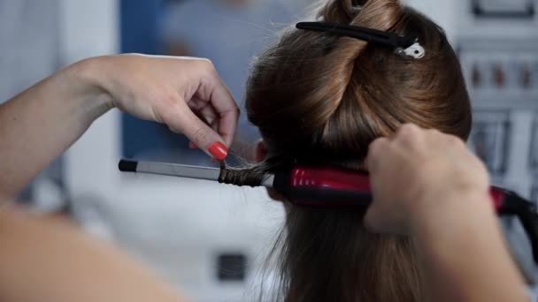 Stylist macht lockige Afro-Frisur für Frau durch heiße Curling-Haare, Prozess der Herstellung Frisur, Frisuren im Schönheitssalon — Stockvideo