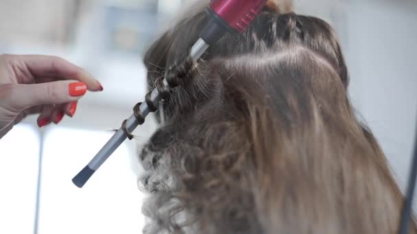 Στυλίστας κάνει σγουρά Άφρο hairstyle για γυναίκα από καυτό Κέρλινγκ μαλλιά, διαδικασία της λήψης χτένισμα, χτενίσματα στο σαλόνι ομορφιάς — Αρχείο Βίντεο