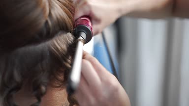 Stilist kıvırcık afro saç modeli kadın için sıcak curling saç, saç modeli, saç Güzellik Salonu yapma işlemi gerçekleştirir