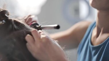 Stilist kıvırcık afro saç modeli kadın için sıcak curling saç, saç modeli, saç Güzellik Salonu yapma işlemi gerçekleştirir
