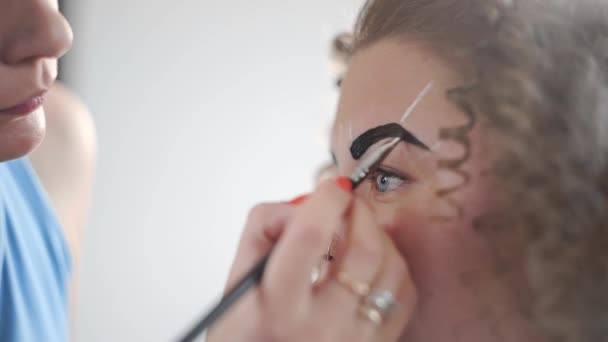 Stylist macht Augenbrauenkorrektur für lockig schöne Frau im Schönheitssalon, Augenbrauenfärbung mit natürlichen Farbstoffen, Färbung mit Henna, Schönheit und Gesundheit, kosmetische Dienstleistungen — Stockvideo