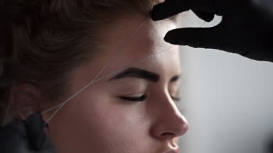 Küçük kıllar kaldırmasını yüz güzellik salonu iş parçacığında ile Depilasyon vida, vida açma güzellik salonları, yüz tedavi ve kozmetik manipülasyon