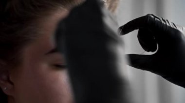 Küçük kıllar kaldırmasını yüz güzellik salonu iş parçacığında ile Depilasyon vida, vida açma güzellik salonları, yüz tedavi ve kozmetik manipülasyon