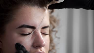 Küçük kıllar kaldırmasını yüz güzellik salonu iş parçacığında ile Depilasyon vida, vida açma güzellik salonları, yüz tedavi ve kozmetik manipülasyon