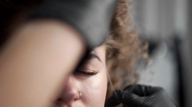 Küçük kıllar kaldırmasını yüz güzellik salonu iş parçacığında ile Depilasyon vida, vida açma güzellik salonları, yüz tedavi ve kozmetik manipülasyon