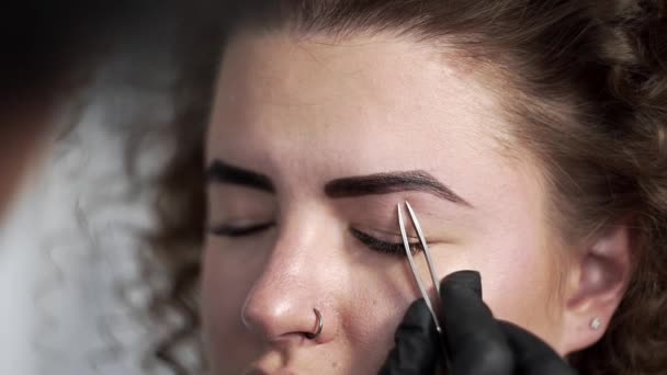 Correction de la forme des sourcils par épilation par pince à épiler au salon de beauté, coloration des sourcils au henné et correction, beauté et soins de santé, services cosmétiques — Video