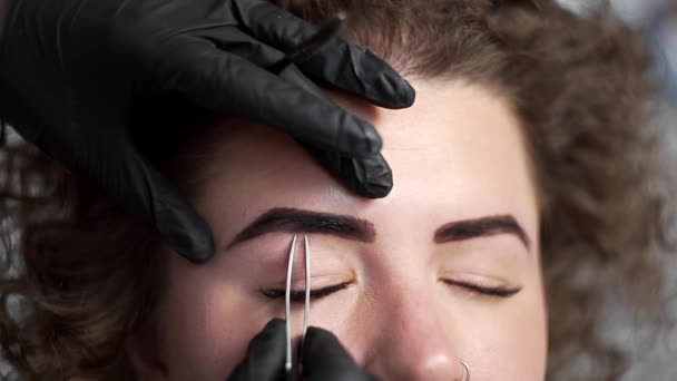 Corrección Forma Las Cejas Por Depilación Por Pinzas Salón Belleza — Vídeos de Stock