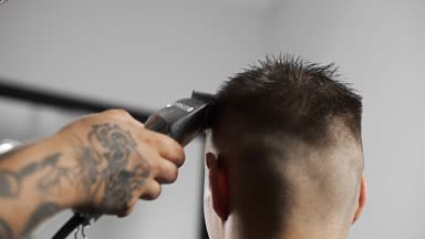 Tattoed berber kuaför dükkanında müşteri için saç kesimi hairclipper kullanarak yapar, saç kesimi ve tıraş Kuaför, berber dükkanı ve tıraş salon mans