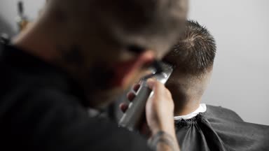 Tattoed berber kuaför dükkanında müşteri için saç kesimi hairclipper kullanarak yapar, saç kesimi ve tıraş Kuaför, berber dükkanı ve tıraş salon mans