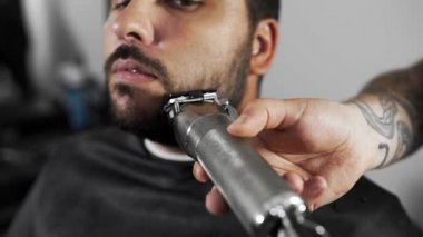 Kuaför dükkanında düzeltici kullanarak müşteriler sakal Tattoed Kuaför makası mans saç kesimi ve tıraş Kuaför, berber dükkanı ve tıraş salon