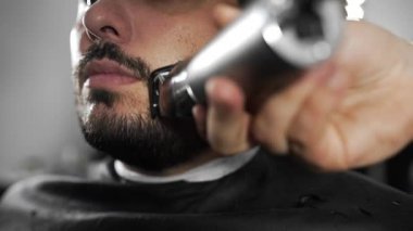 Kuaför dükkanında düzeltici kullanarak müşteriler sakal Tattoed Kuaför makası mans saç kesimi ve tıraş Kuaför, berber dükkanı ve tıraş salon