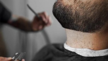 Kuaför dükkanında düzeltici kullanarak müşteriler sakal Tattoed Kuaför makası mans saç kesimi ve tıraş Kuaför, berber dükkanı ve tıraş salon