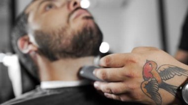 Kuaför dükkanında düzeltici kullanarak müşteriler sakal Tattoed Kuaför makası mans saç kesimi ve tıraş Kuaför, berber dükkanı ve tıraş salon