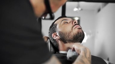 Kuaför dükkanında düzeltici kullanarak müşteriler sakal Tattoed Kuaför makası mans saç kesimi ve tıraş Kuaför, berber dükkanı ve tıraş salon