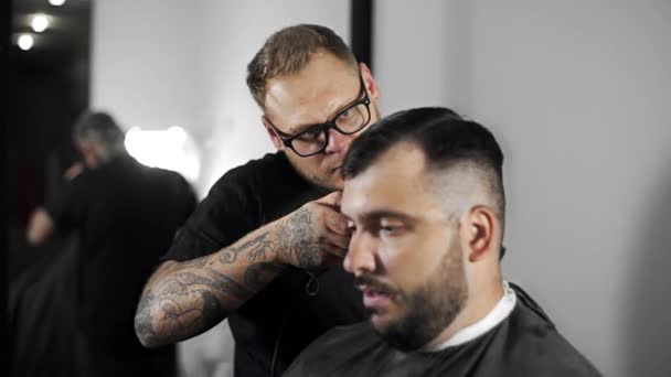 Tattoed Barbiere Rende Taglio Capelli Cliente Presso Negozio Barbiere Utilizzando — Video Stock