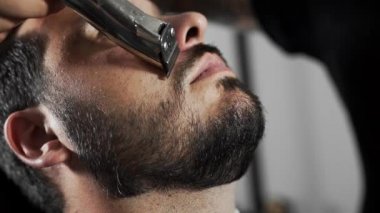 Tattoed Kuaför makası kullanarak müşteriler mustage makası ve berber dükkanı tarak, saç kesimi ve Kuaför Salonu tıraş, traş mans