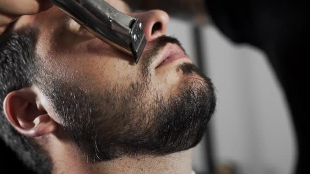 Tatuado Barbeiro Tesouras Clientes Mustage Usando Aparador Pente Barbearia Homem — Vídeo de Stock