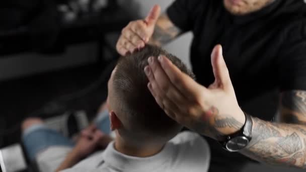 Tattoed Kapper maakt haar styling met haargel voor klant na kapsel bij de kapper, mans kapsel en scheren bij de kapper, Kapper en scheren salon — Stockvideo