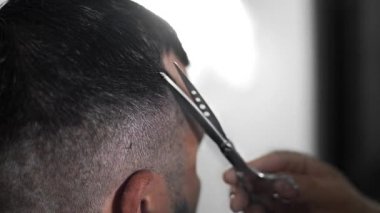 Tattoed berber kuaför dükkanında müşteri için saç kesimi makas ve tarak kullanarak yapar, saç kesimi ve tıraş Kuaför, berber dükkanı ve tıraş salon mans