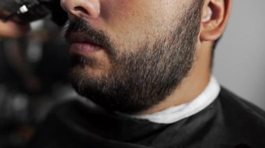 Kuaför dükkanında düzeltici kullanarak müşteriler sakal Tattoed Kuaför makası mans saç kesimi ve tıraş Kuaför, berber dükkanı ve tıraş salon