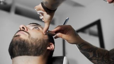 Kuaför müşteri düz ustura ile tıraş, saç kesimi ve tıraş Kuaför, berber dükkanı ve tıraş salon mans