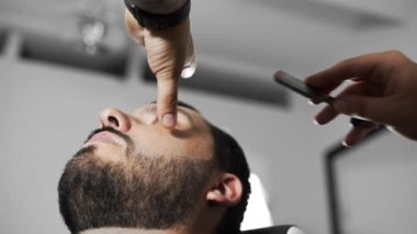 Kuaför müşteri düz ustura ile tıraş, saç kesimi ve tıraş Kuaför, berber dükkanı ve tıraş salon mans