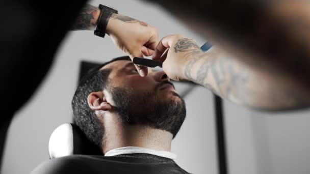 Barber holí zákazníkovi rovnou razor blade, mans střih a holení v kadeřnictví, holičství a holení salonu — Stock video