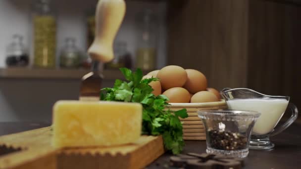 Queso y huevos están en la mesa de la cocina, ingredientes para cocinar tortilla en casa, ingredientes para frittata, alimentos naturales saludables — Vídeo de stock