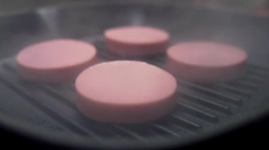 Yüzük lezzetli sosis ızgara Pan ile çok sıcak tava, etli yemek tarifleri, mutfak, duman, sıcak sıcaklık ile kızartma sıcak tava pişirme duman, kavrulmuş