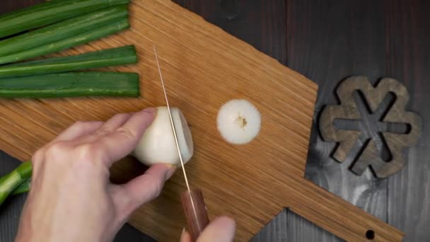 Huis chef-kok snijdt de groene ui op de houten plank, groenten en verse Groenen, vegetarisch en gezond voedsel, rauwe Groenen, gekruid voedsel — Stockvideo